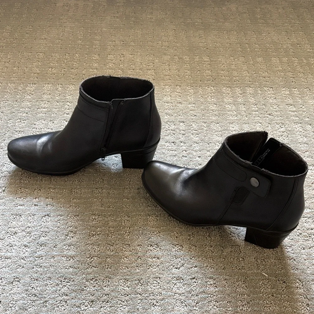 Clarks Ankle Boots - Picture 9 of 10